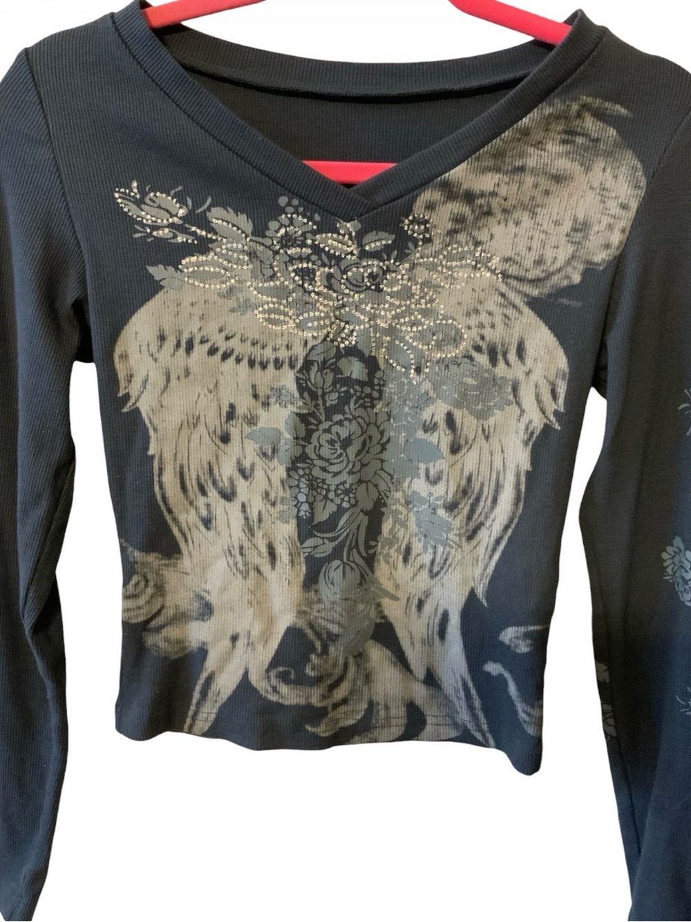Women's Blue Grunge Long-Sleeve V-Neck Graphic Top. Size small